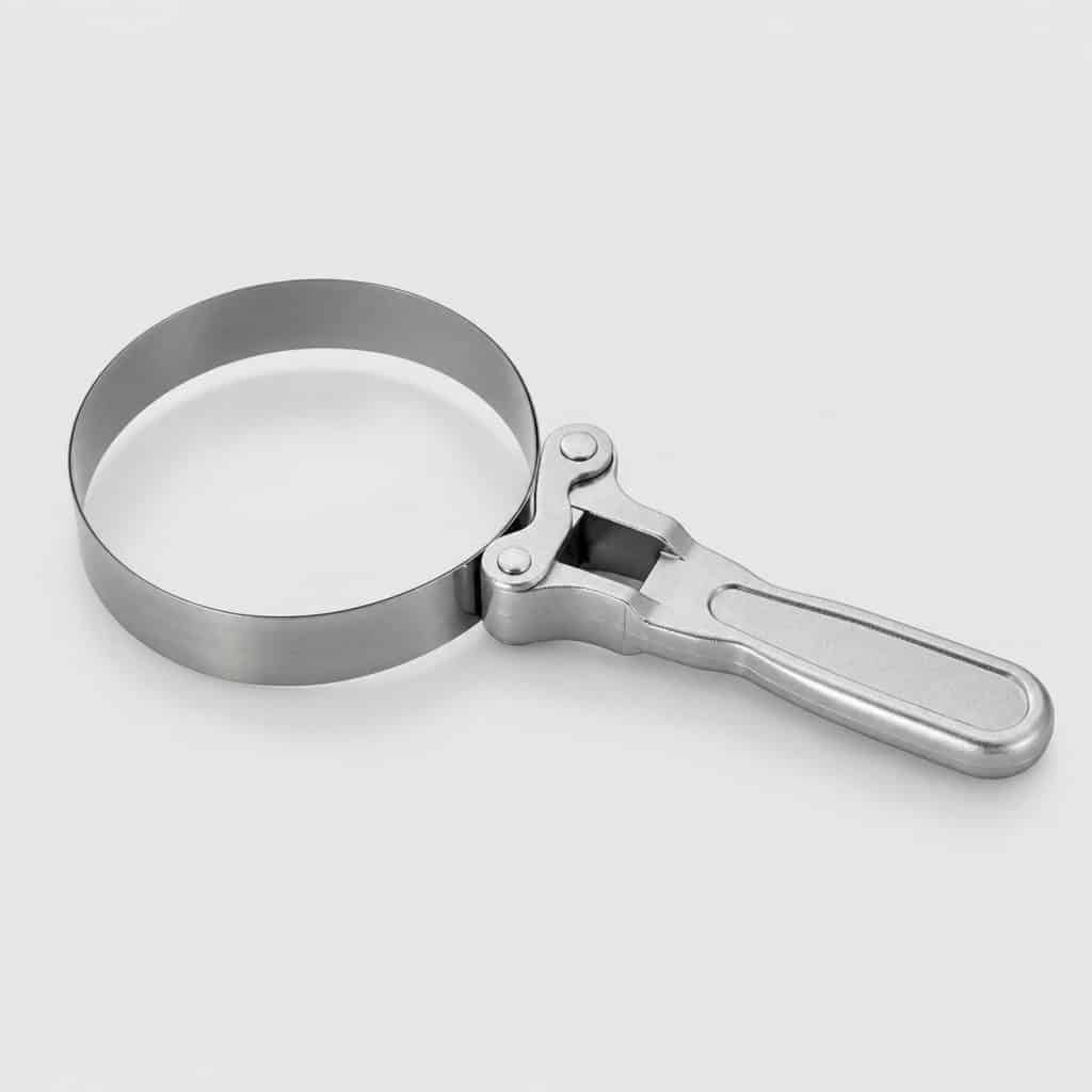 Clé à sangle métallique pour filtre à huile sur fond clair