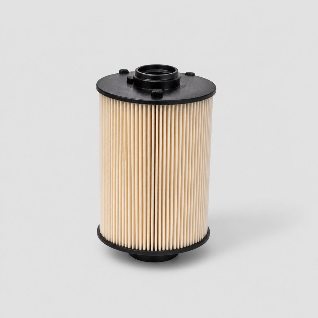 Filtre à carburant diesel cylindrique sur fond clair