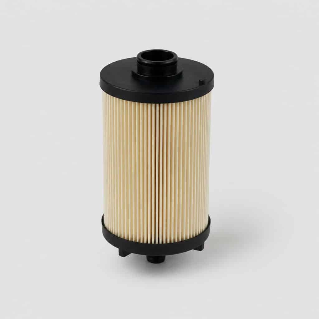 Filtre à carburant diesel cylindrique sur fond clair