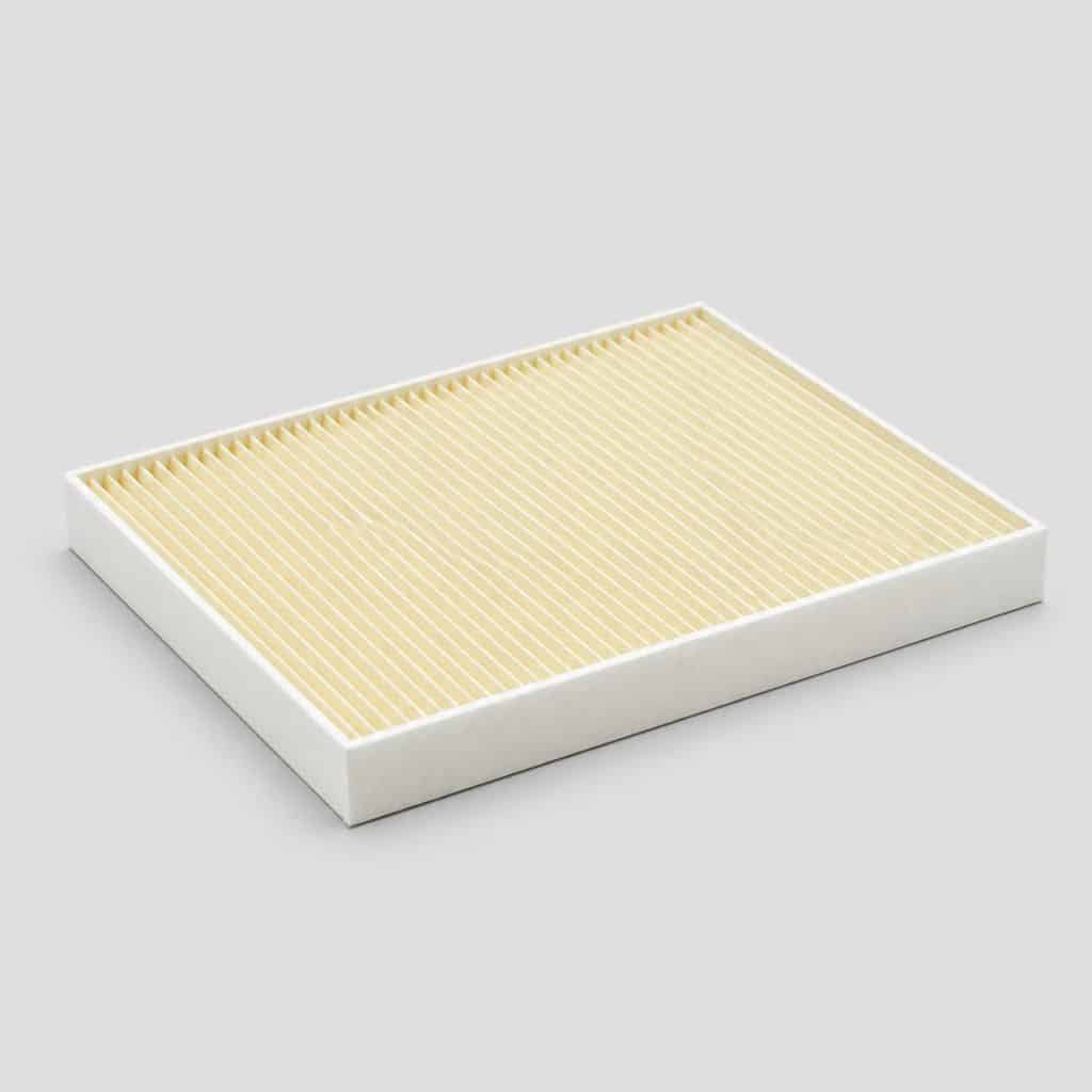 Filtre d'habitacle anti-pollen à charbon actif sur fond clair