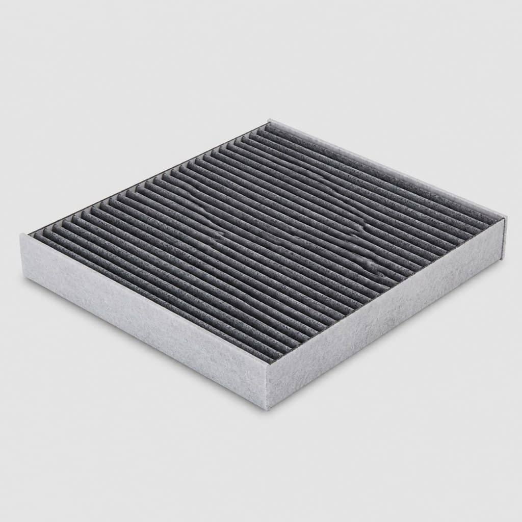 Filtre d'habitacle à charbon actif sur fond clair