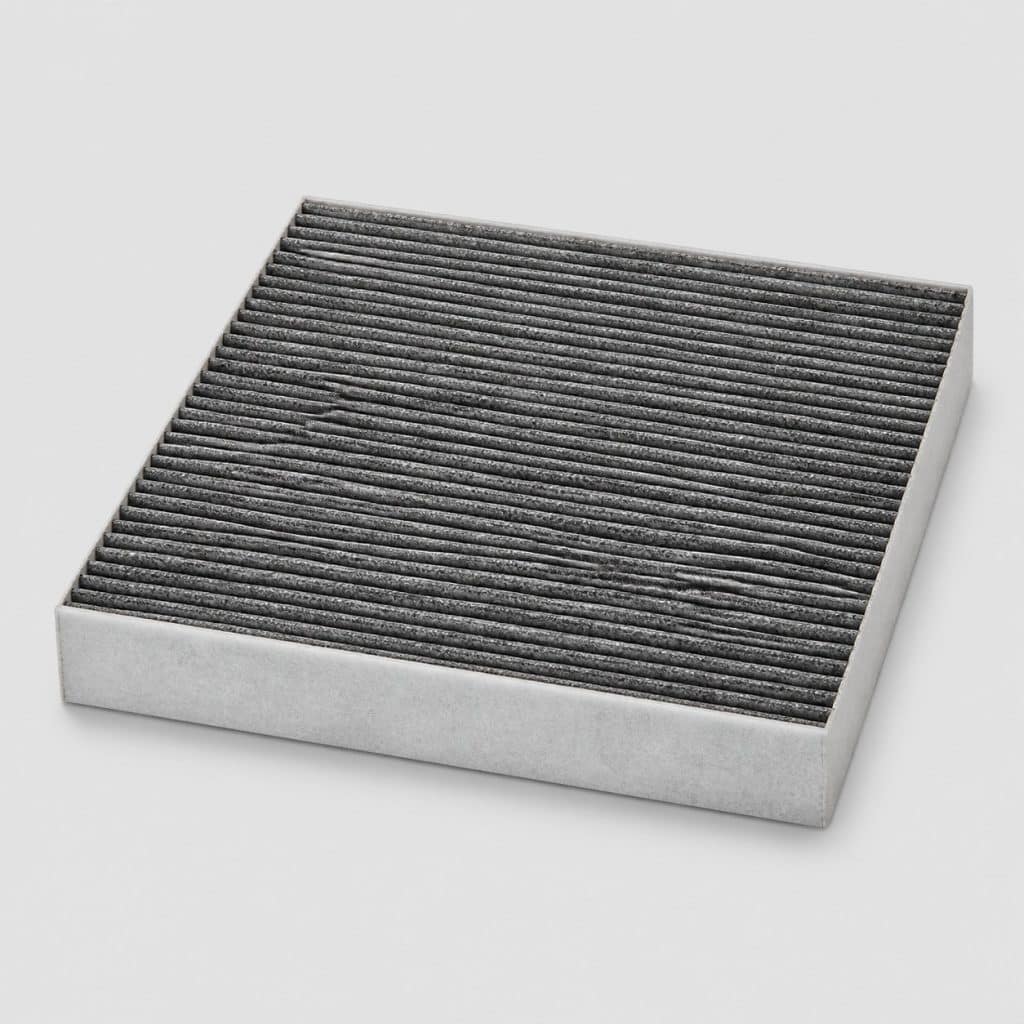 Filtre d'habitacle à charbon actif sur fond clair