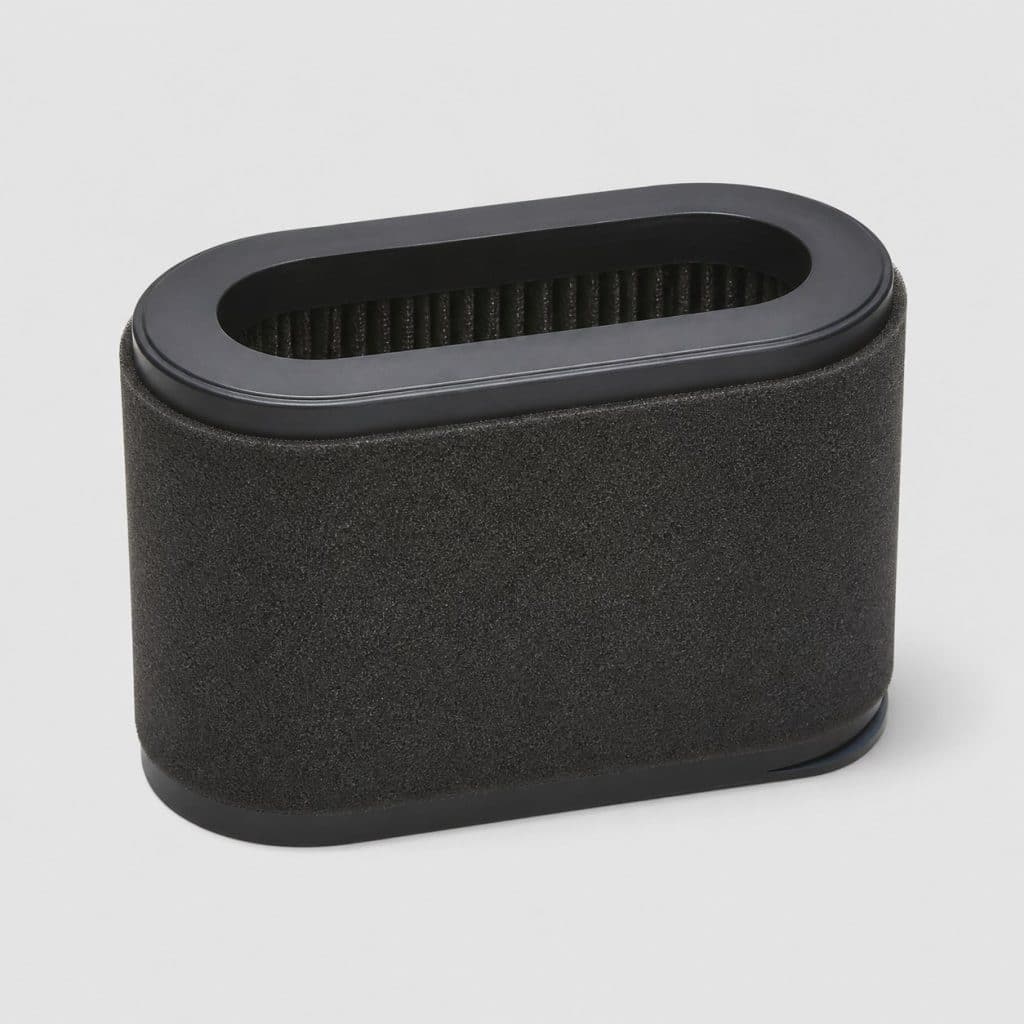 Mousse de filtration à huiler pour moto sur fond clair